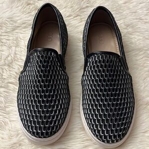 Logo vicky comfort shoes womens size 6 1/2 M Black white flats A 277578
